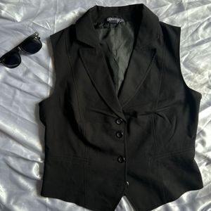 BLACK VEST TOP