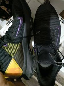 Nike LeBron Witness 4 Size 9 Black/Purple like new