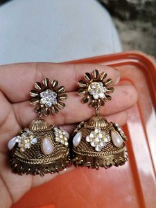 4 Set Of Earings. And 2 Rose Clops Free