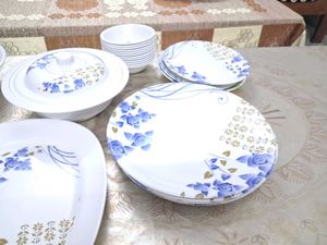 28 Pieces Dinner Set In Very Good Conditi