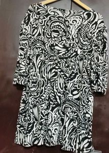 Black &amp; White Printed Top For 46 Bust