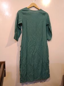 Avaasa Green Rayon Kurta (Women)