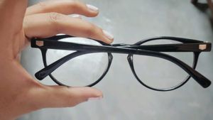 Black Colour Fashionable Glasses