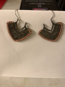 Jhumkaas