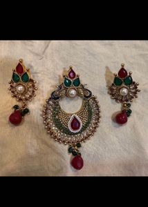 Pendent Set