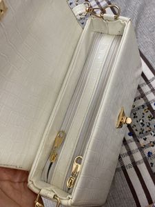 UNUSED WHITE STURDY CHIQUE BAG