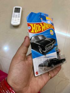 Hot Wheels: Ferrari F40 &amp; &#39;66 Buick Riviera