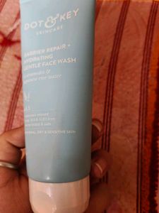 Dot And key Barrier Repair Hydrating facewash