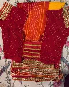 Georgette Bandhani Saree With Golden Lace Blouse