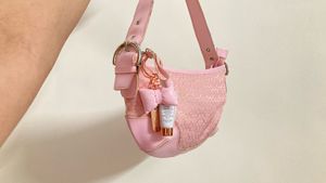 vintage coach pink monogram hobo 👛