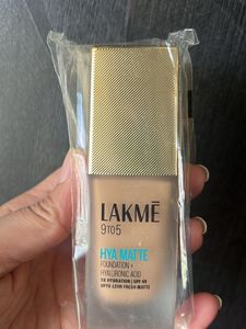 Lakme 9-5 hya matte Foundation