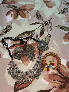 It's A Necklace Black Metal With Earing Nd Bracelt