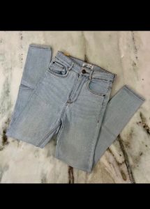 Price Drop!! Zara TRF Highwaisted Jeans