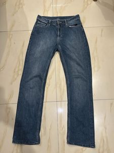 Straight Fit Blue Jeans – 90s Style Look
