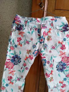 Floral White Jeans 👖
