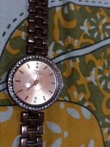 Elegant Rose Gold Nall Quartz Watch