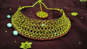NECKLACE WITH MAANG TIKA