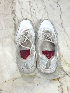 Bata Fine leather Pure White Hunter Sport Shoes.