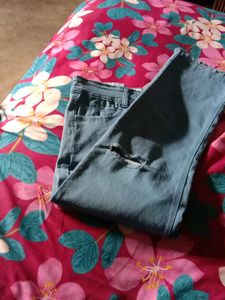 Women&#39;s Knee Ripped Jeans