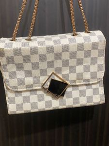 Elegant Checkered Handbag with Gold Chain Strap Ha