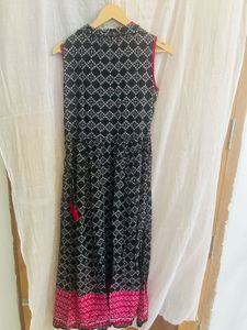 Black &amp; Pink Sleeveless Dress with Front Slit – M