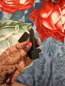 Huda Beauty Lipstick “Masquerade”
