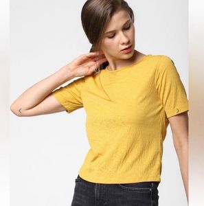 ONLYRound-Neck T-shirt with TwistBack Cutout