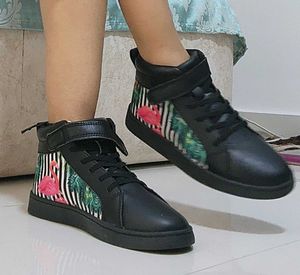 KazarMax Pretty Swan Sneakers