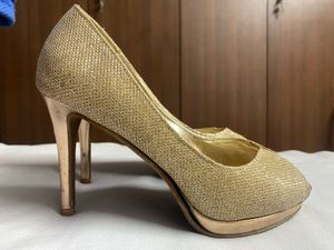 Peep-toes Golden Heels