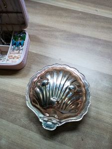metal shell-shaped jewelry or trinket box