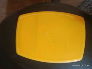 airght Tupperware lunch box Container