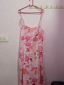 This is a very pretty noodles sleeve slit dress