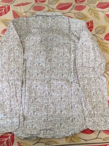 Like-New Patterned Button-Down Shirt