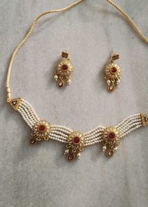 Earring with chickset