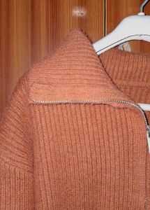 Ribbed Knit Zip-Up Sweater 🤎