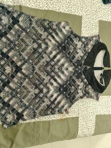 Patterned top with a collar