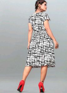 Fit &amp; Flare White Knee Length Dress👗