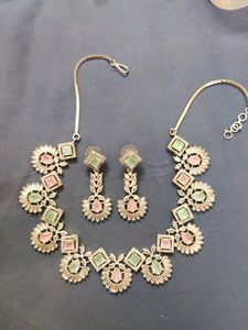 AD PASTEL STONE NECKLACE