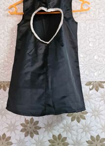 Sleeveless Dress With White Trim Around A Neckline
