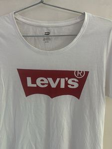 Levi&#39;s White Graphic Tee