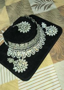 A heavy jewel (Necklace Set)for wedding