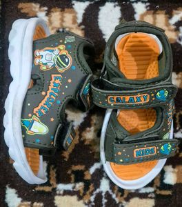 Almost new Kids infant Sandals in size 5