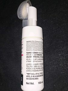 Pond&#39;s With Niacinamide Foaming Face Wash