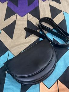 Black Slingbag - Women