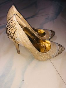 I’m Selling This Beautiful Golden Heels👠