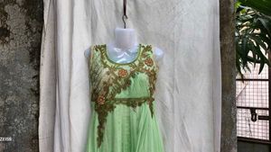 472711. Elegant Green Ethnic Gown