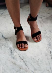 I am selling flate sandle