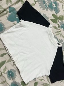 Two-Tone Black And White Mix Cropped Tee (TRENDY)