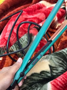 VEGA Hair Straightener