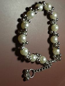 Pearl and metal bracelet with clasp